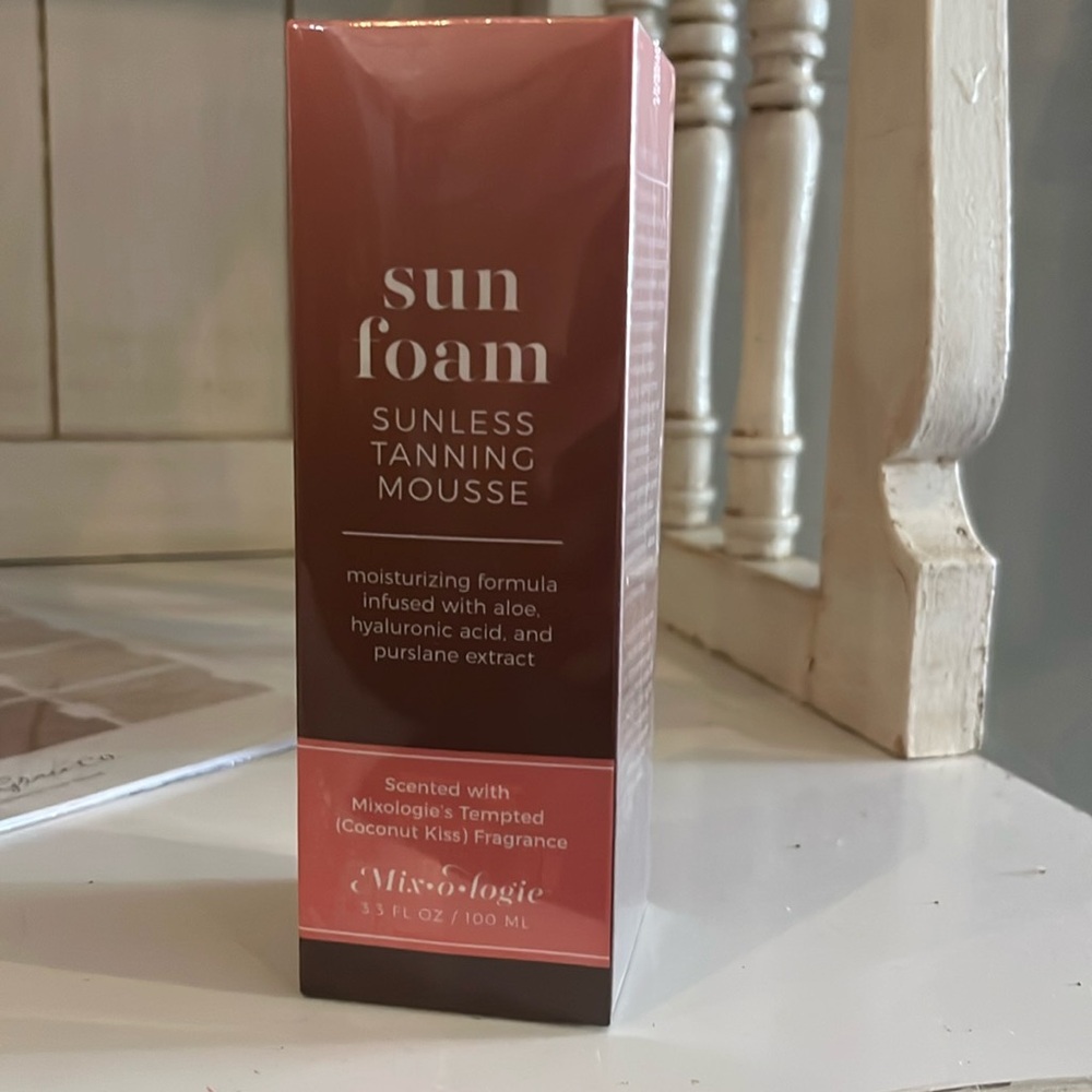 Sunless tanning foam